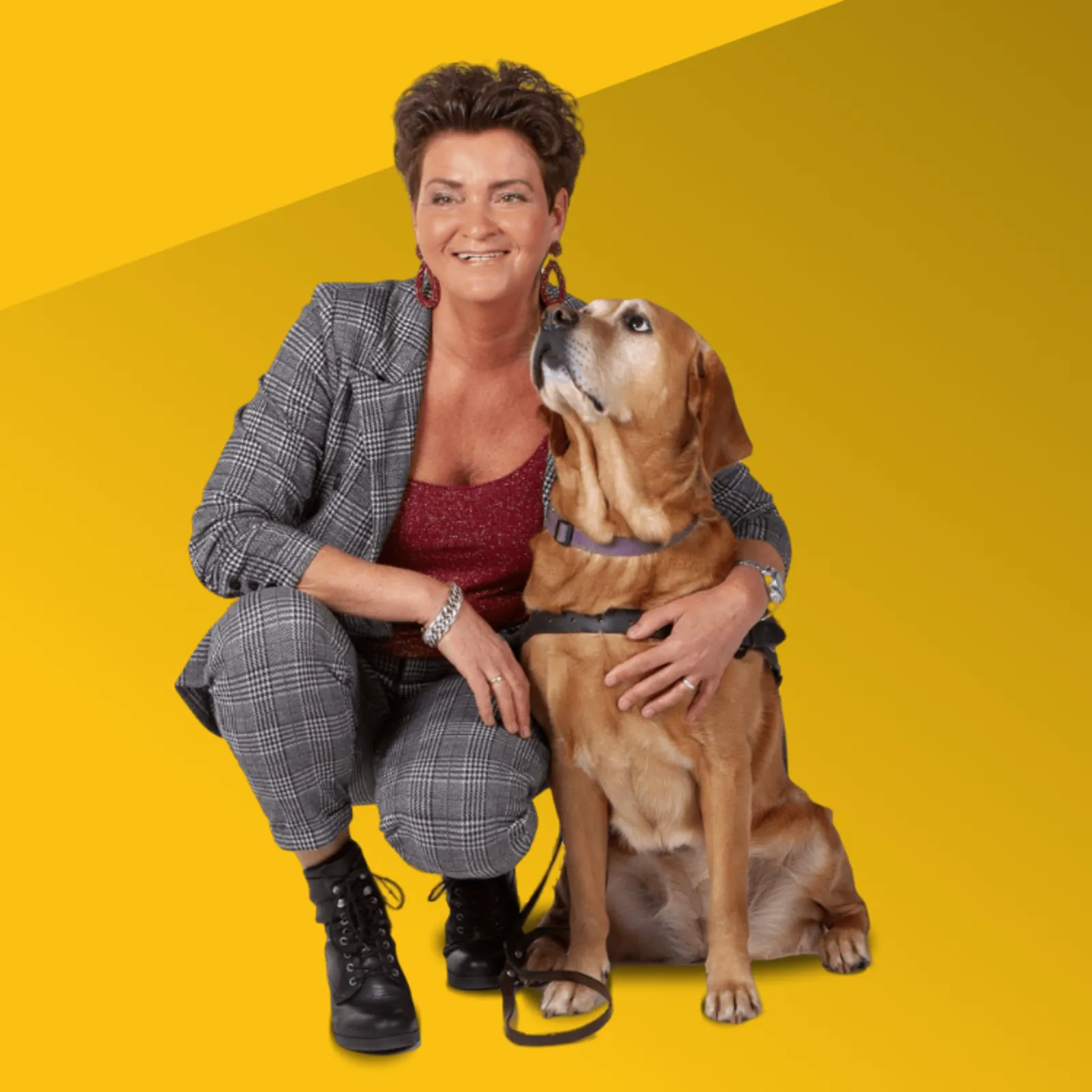 220324-Annemarie Bakker Gea Jayle zittend grijs pak geel geel.png