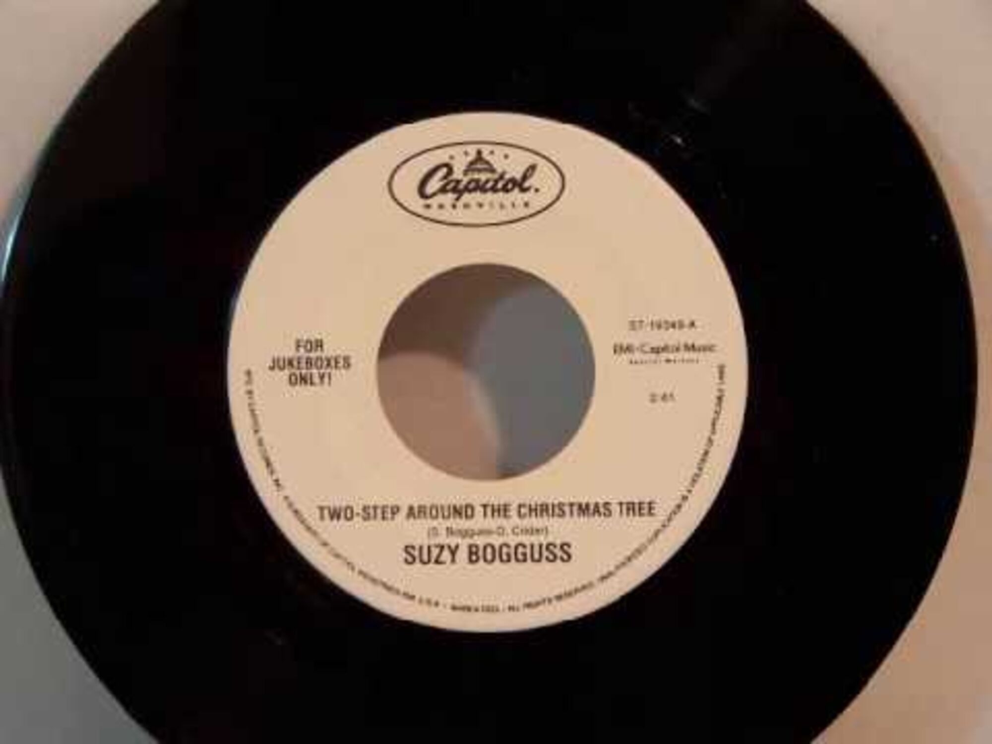 Suzy Bogguss - Two-Step 'Round The Christmas Tree