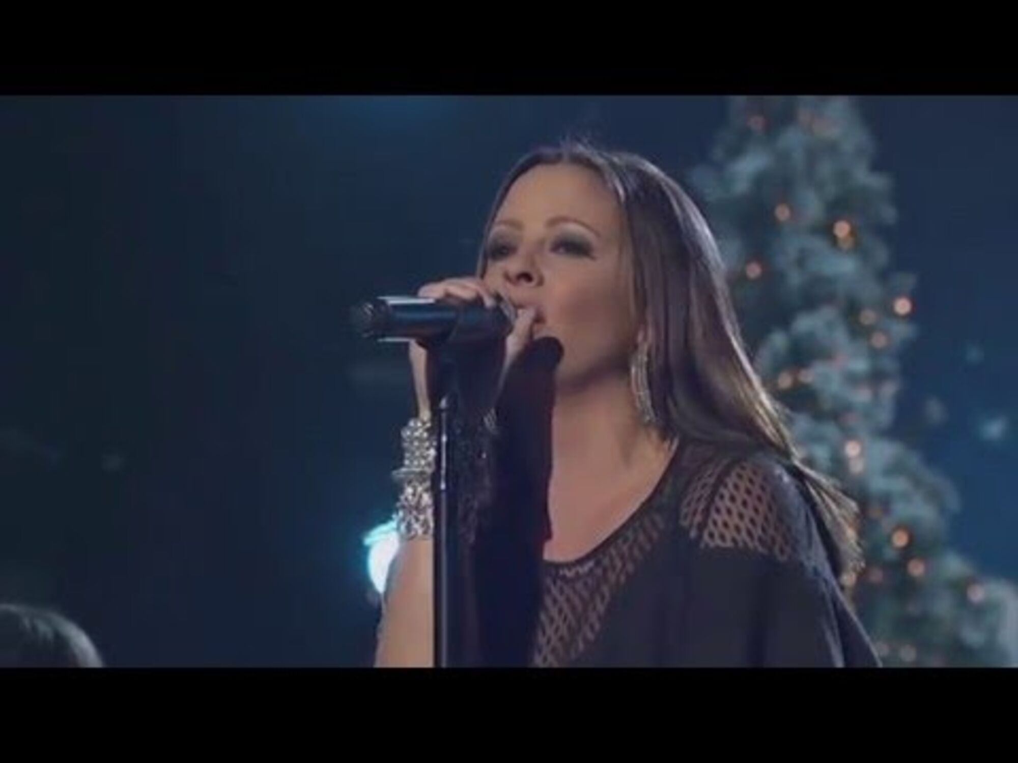 Sara Evans - Go Tell It On The Mountain - CMA Country Christmas